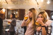 Freundinnen trinken Bier zusammen Freundinnen trinken Bier zusammen
